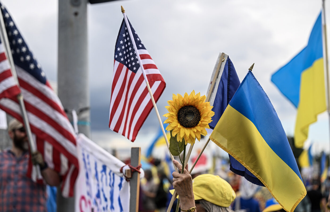 Сторонники Украины на&nbsp;демонстрации перед встречей президента США Дональда Трампа и&nbsp;президента России Владимира Путина в&nbsp;Анкоридже, Аляска