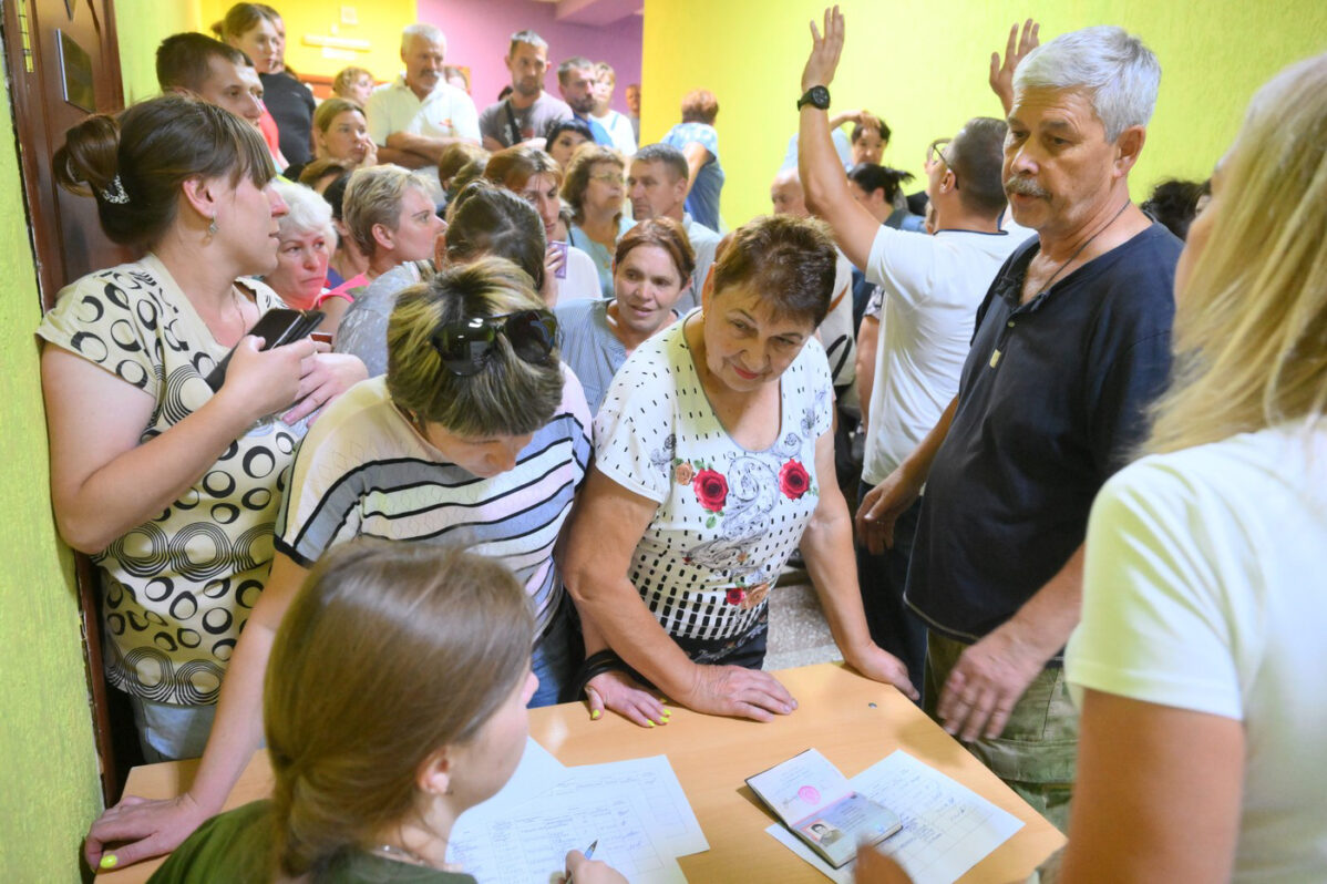 Год с&nbsp;вторжения ВСУ в&nbsp;Курскую область: жители Курской области стоят в&nbsp;очереди за&nbsp;гуманитарной помощью в&nbsp;региональном молодежном центре в&nbsp;Курске