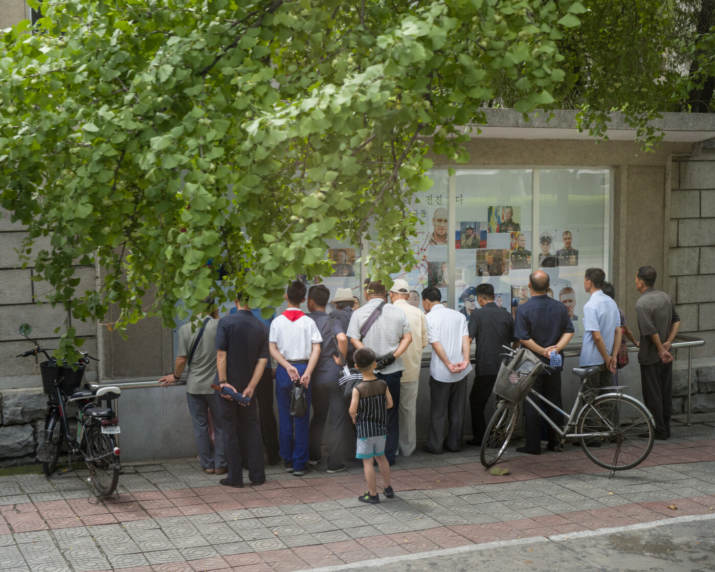 «СВО» в&nbsp;Северной Корее достаточно популярная тема: прохожие читают о&nbsp;российских военных на&nbsp;информационном стенде на&nbsp;одной из&nbsp;улиц Пхеньяна