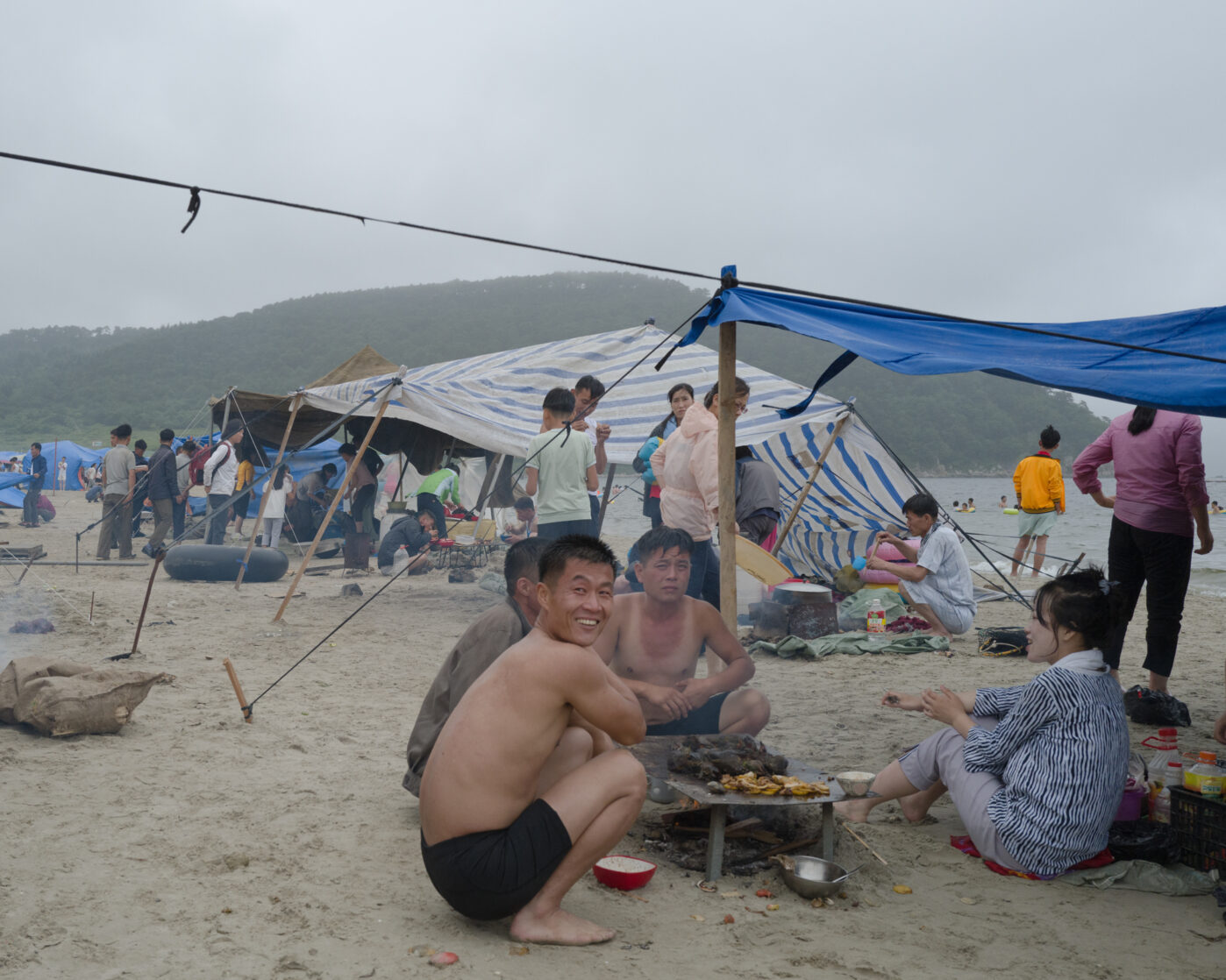 Барбекю и&nbsp;Караоке&nbsp;— обязательная часть пляжного отдыха в&nbsp;Северной Корее