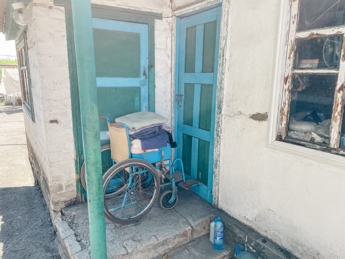 Инвалидная коляска у&nbsp;дома в&nbsp;Зугрэсе&nbsp;— моногороде Донбасса у&nbsp;Зуевской ГРЭС