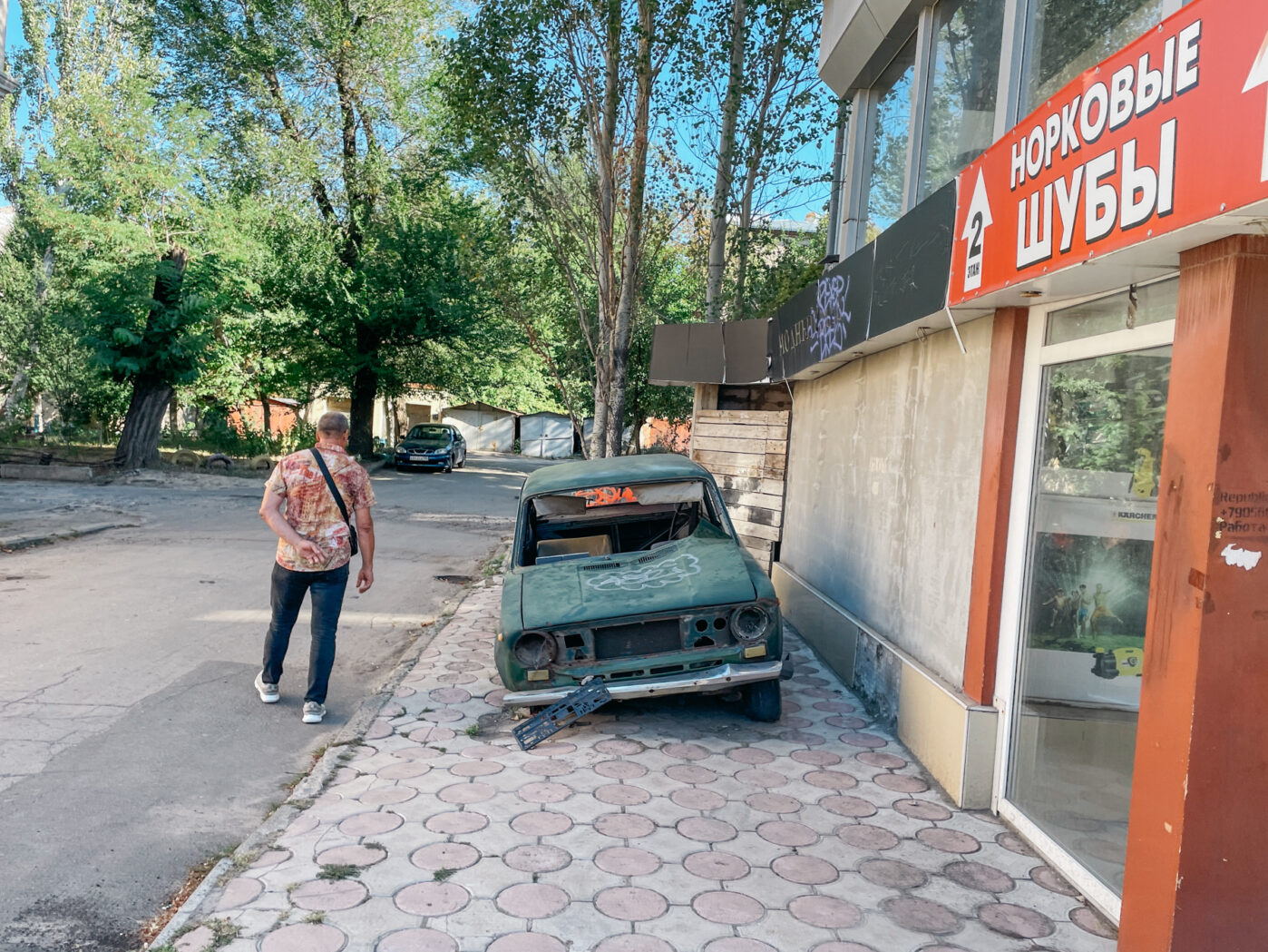 Разбитая машина на&nbsp;улице в&nbsp;Донецке&nbsp;— в&nbsp;городе отчётливо заметны следы войны