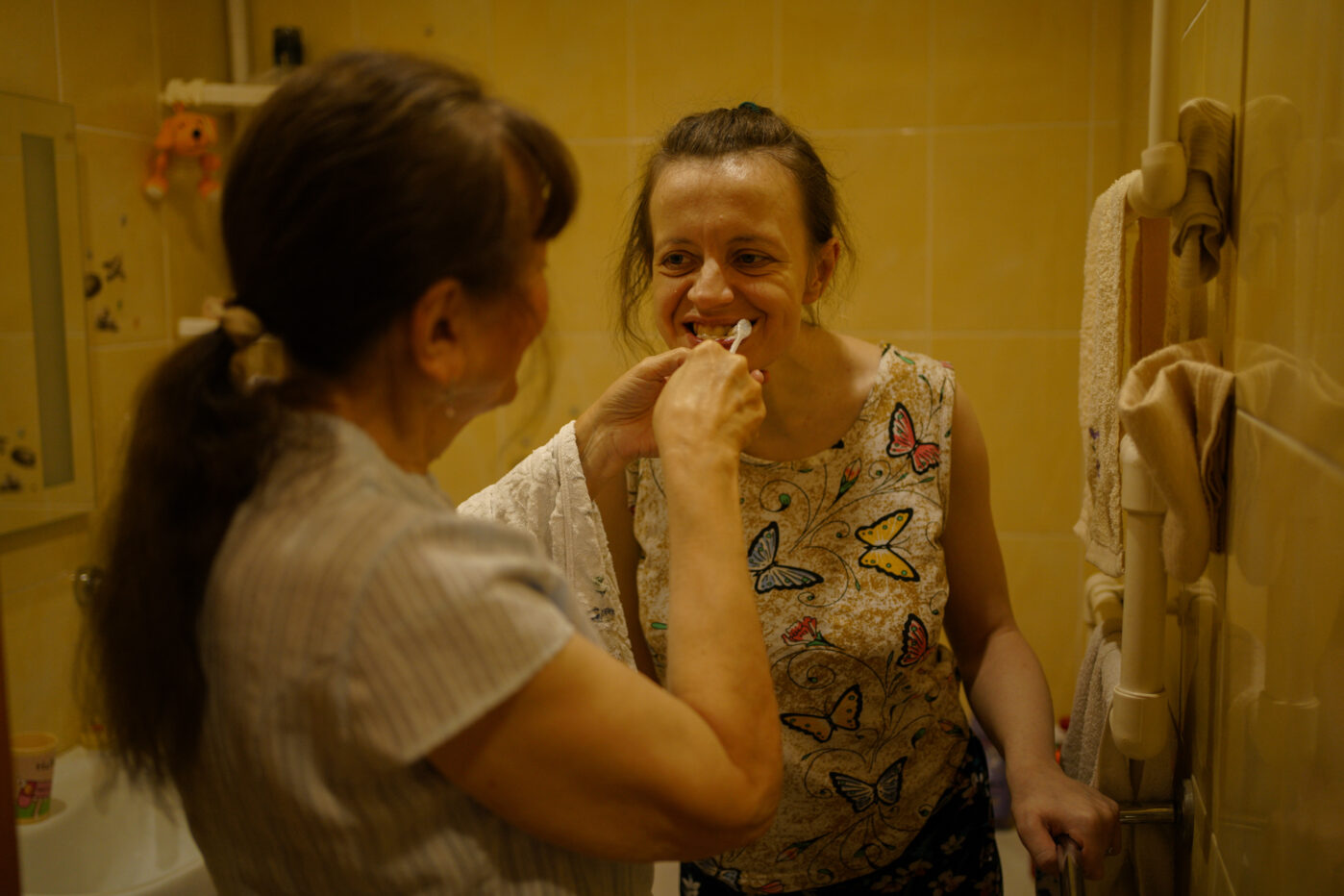 В&nbsp;Оренбурге 70-летняя женщина ухаживает за&nbsp;двумя детьми с&nbsp;инвалидностью и&nbsp;уже пять лет фактически заперта дома. Помощи от&nbsp;социальных служб особо нет