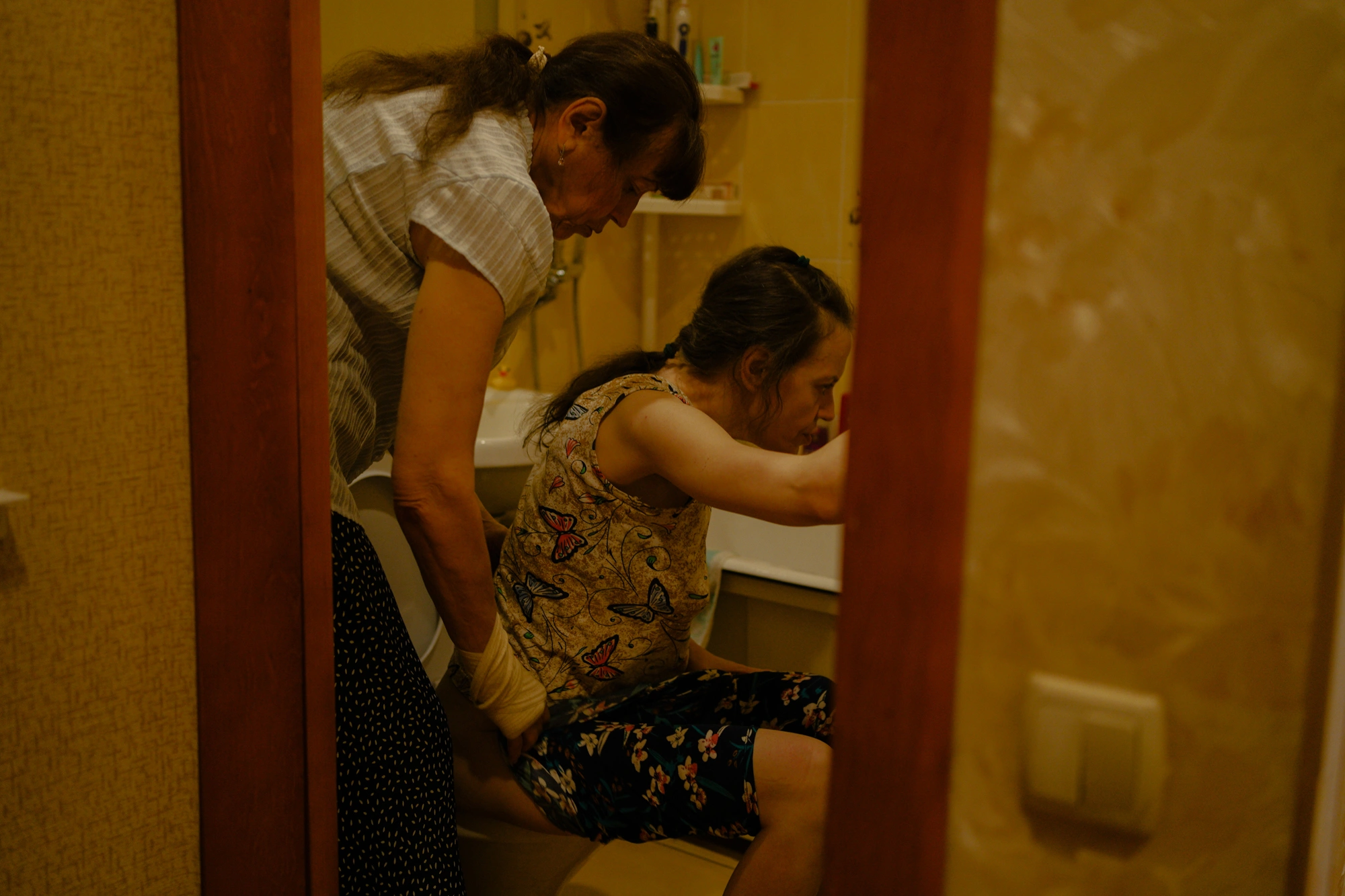 В&nbsp;Оренбурге 70-летняя женщина ухаживает за&nbsp;двумя детьми с&nbsp;инвалидностью и&nbsp;уже пять лет фактически заперта дома. Помощи от&nbsp;социальных служб особо нет