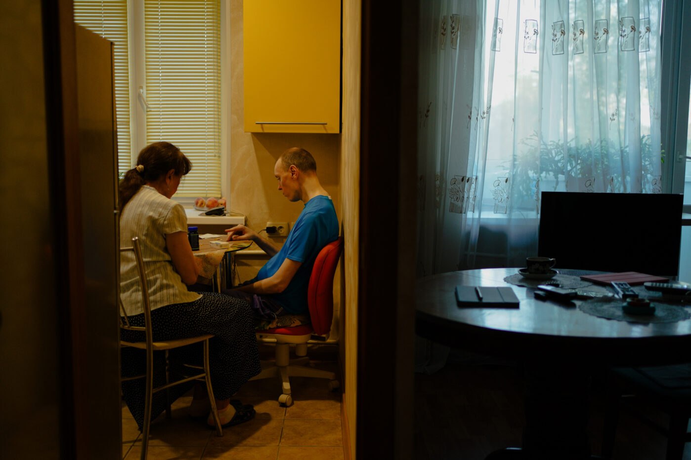 В&nbsp;Оренбурге 70-летняя женщина ухаживает за&nbsp;двумя детьми с&nbsp;инвалидностью и&nbsp;уже пять лет фактически заперта дома. Помощи от&nbsp;социальных служб особо нет