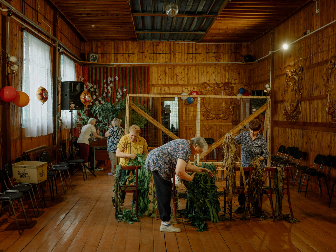 Женщины плетут маскировочные сети в&nbsp;доме культуры поселка Обское, Томская область