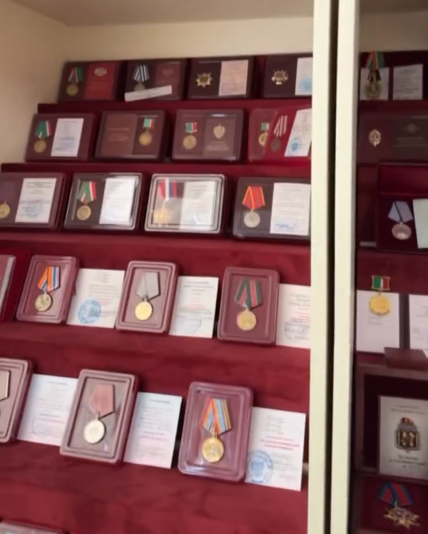 У командира спецполка полиции МВД по&nbsp;Чечне Замида Чалаева около 80 орденов и&nbsp;медалей. звезда героя Российской Федерации, а&nbsp;также орден Мужества