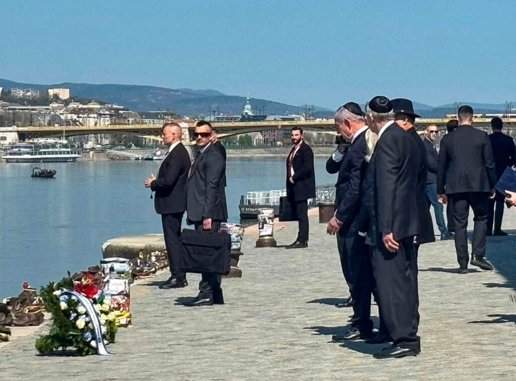 Израильский премьер Беньямин Нетаньяху около памятника жертвам Холокоста в&nbsp;Будапеште. 4 апреля 2025