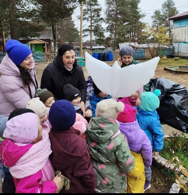 В российских школах и&nbsp;детсадах ко Дню народного единства прошли мероприятия с&nbsp;пожеланиями «жизни без войны»
