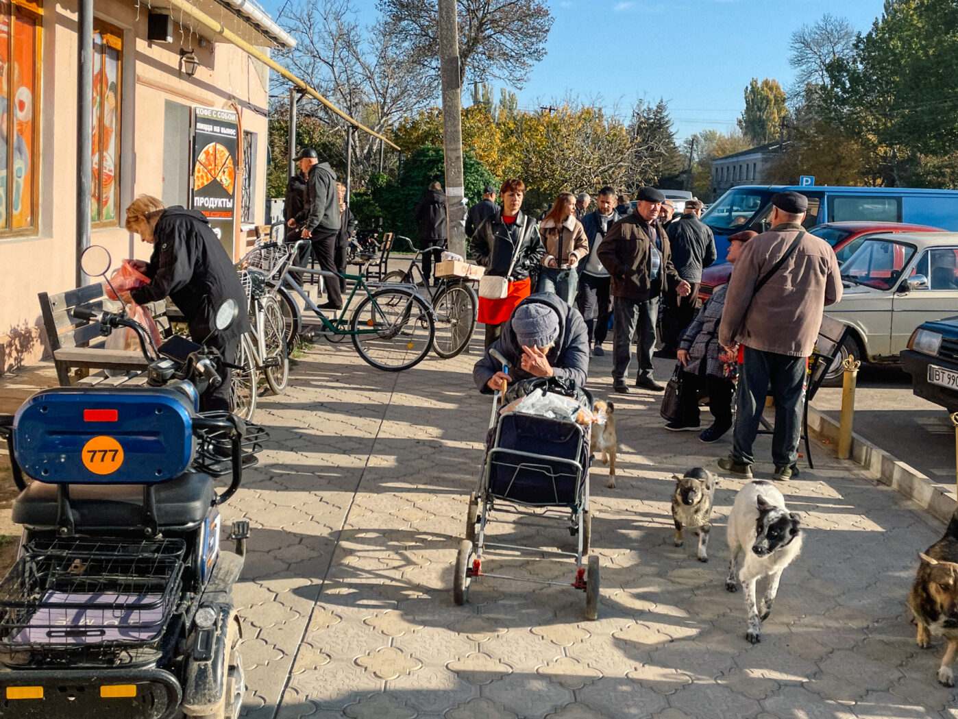 Рынок и&nbsp;районная больница&nbsp;— одни из&nbsp;немногих мест в&nbsp;Каланчаке, где продолжается жизнь после оккупации