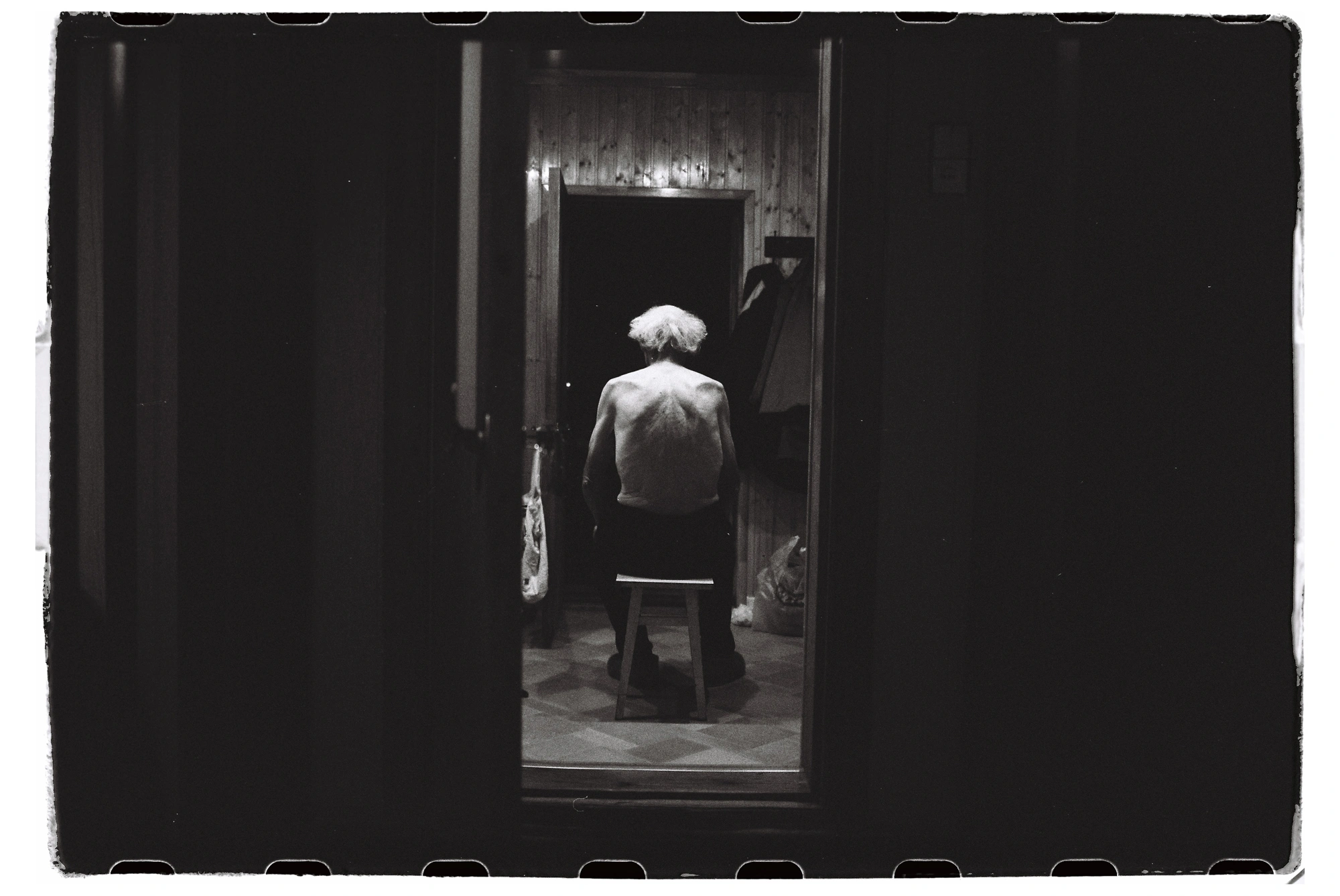 Фотопроект о болезни Альцгеймера у близкого человека: с какими трудностями сталкивается человек, ухаживающий за больным