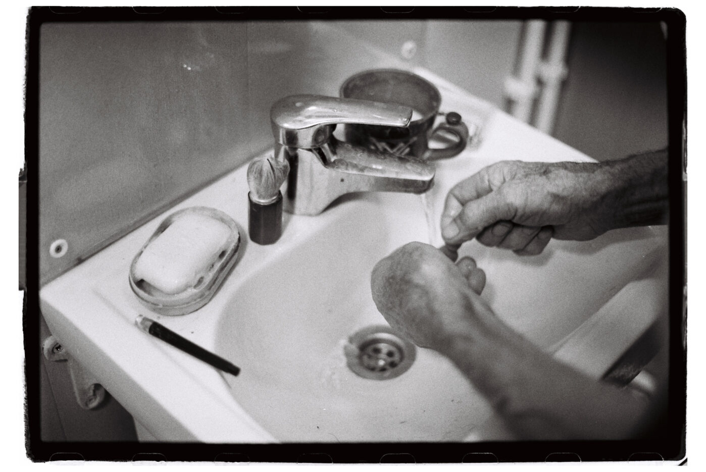 Фотограф Владимир Аверин в&nbsp;фотопроекте о&nbsp;болезни Альцгеймера у&nbsp;близкого человека рассказывает, с&nbsp;какими трудностями сталкивается человек, ухаживающий за&nbsp;больным