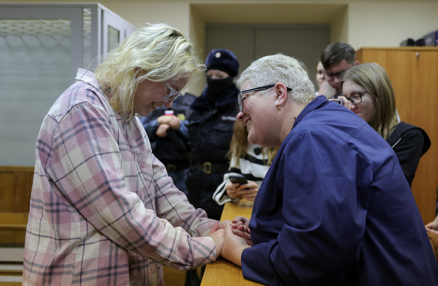 Диана Логинова (Наоко) во&nbsp;время перерыва в&nbsp;судебном заседании со&nbsp;своей матерью Ириной