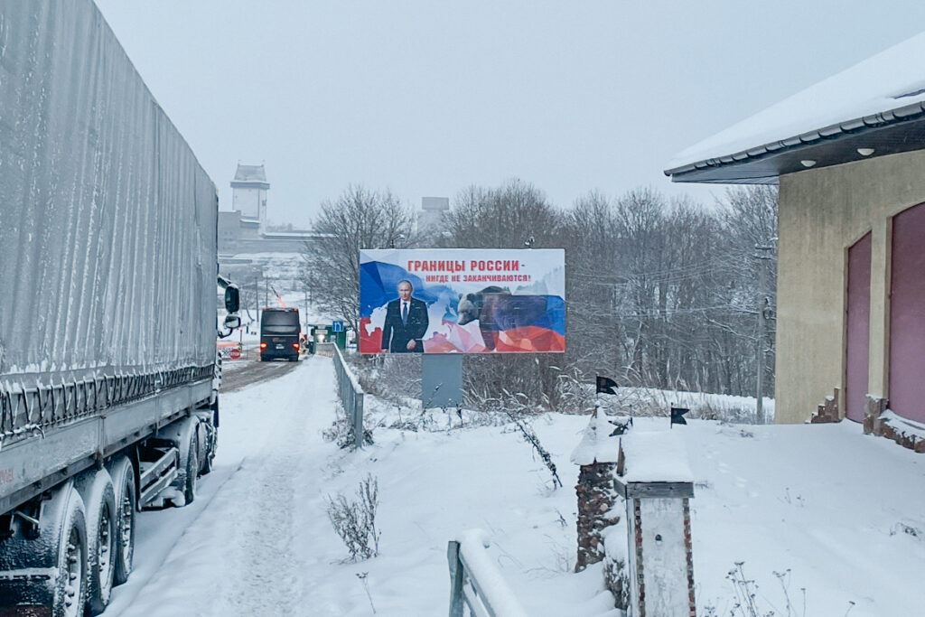 Плакат с&nbsp;Путиным на&nbsp;пути к&nbsp;закрытому мосту дружбы в&nbsp;Ивангороде