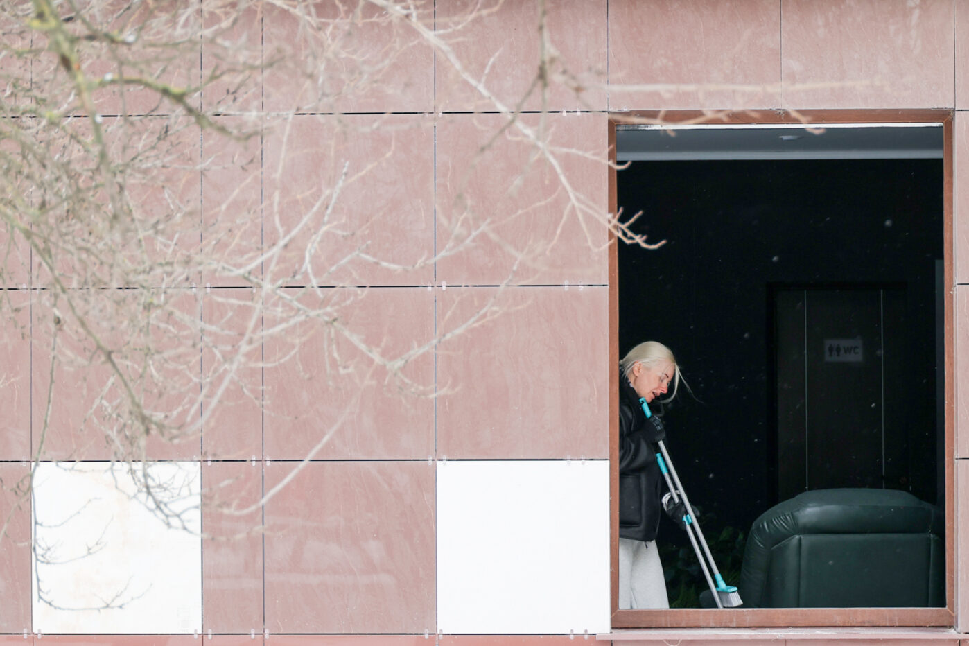 Жительница Белгорода убирает остатки разбитых окон в&nbsp;одном из&nbsp;торговых центров города