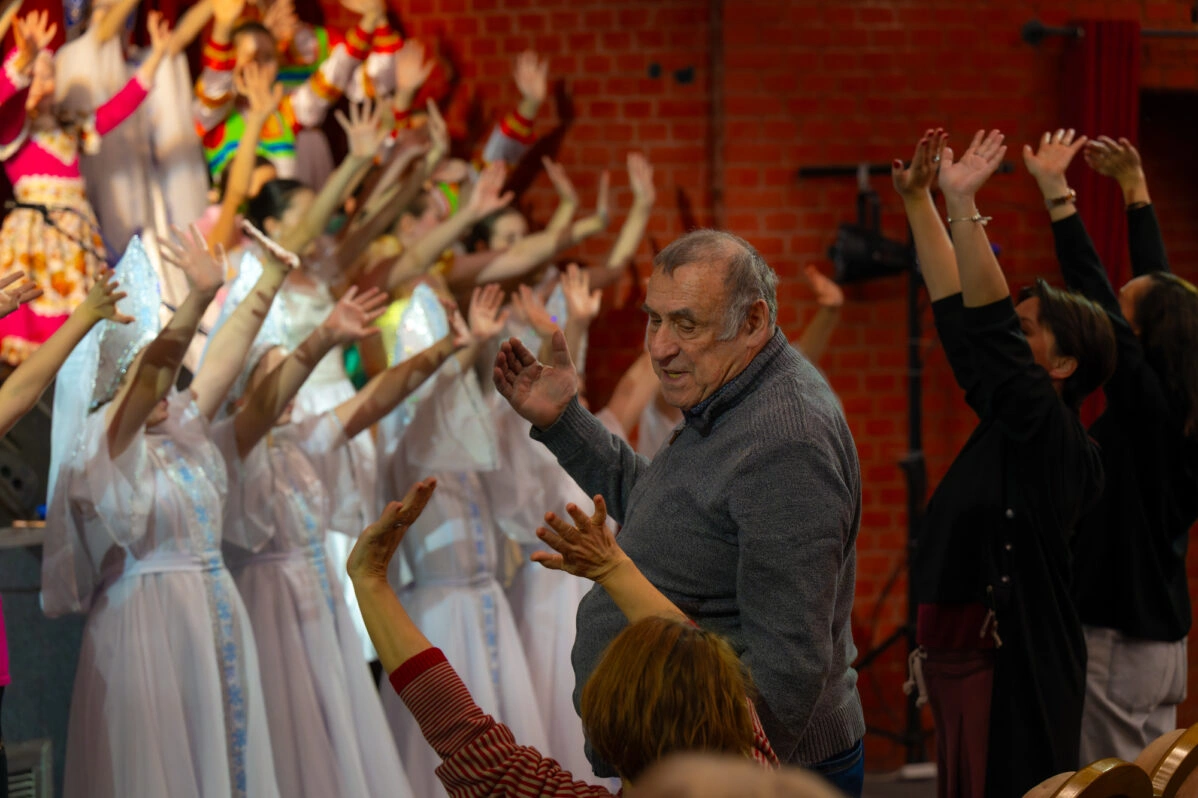 Лидер московского «Разновозрастного отряда Надежда» Ефим Штейнберг на&nbsp;репетиции предновогодней сказки 30&nbsp;декабря 2025 года