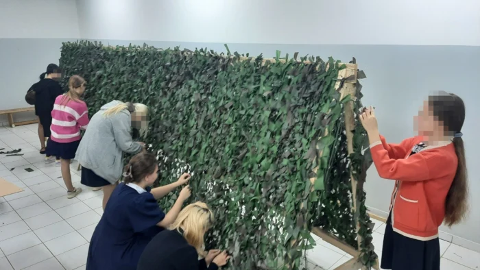 Школьницы плетут маскировочные сети для фронта во&nbsp;время уроков “Технологии”