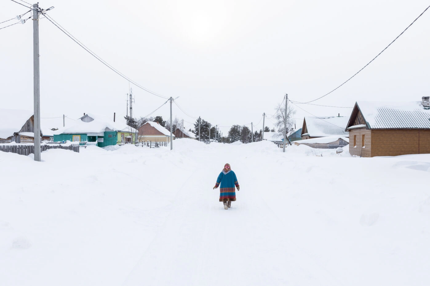 Жительница деревни Нумто Ханты-Мансийского края идет по&nbsp;центральной улице