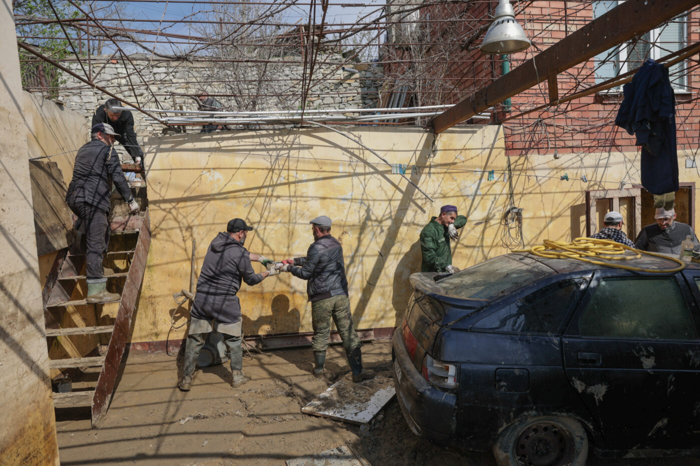 Во&nbsp;время наводнения в&nbsp;Дагестане погибли не&nbsp;менее семи человек, разрушены десятки домов, волонтёры разбирают завалы